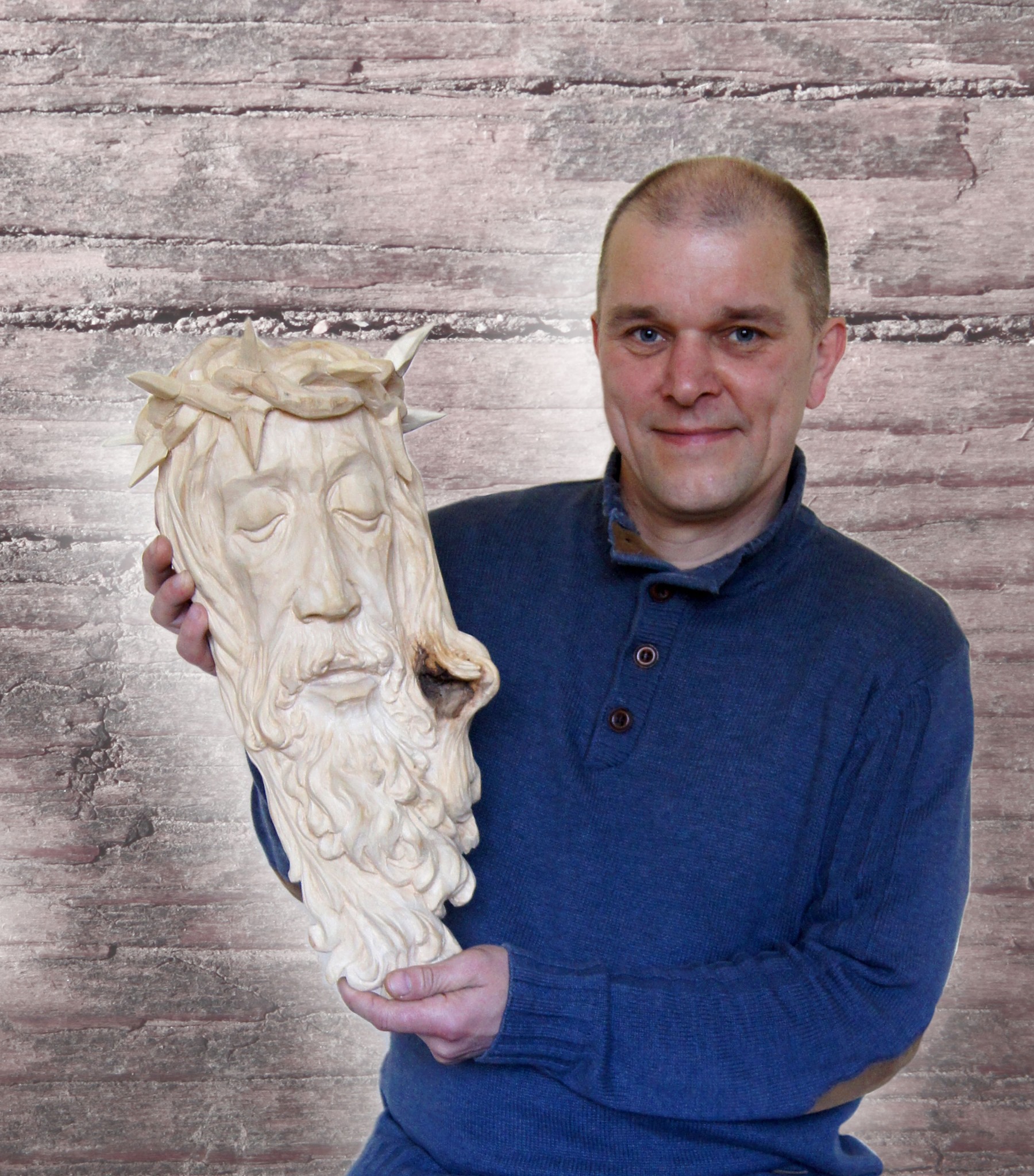 Miło nam poinformować, że Jacek Kania – artysta rzeźbiarz z Tarnowca zdobył III miejsce podczas IX Jasielskiego Biennale Sztuki Ludowej i Nieprofesjonalnej – w Kategorii Rzeźba, organizowanego przez Jasielski Dom Kultury. Miło nam poinformować, że Jacek Kania – artysta rzeźbiarz z Tarnowca zdobył III miejsce podczas IX Jasielskiego Biennale Sztuki Ludowej i Nieprofesjonalnej – w Kategorii Rzeźba, organizowanego przez Jasielski Dom Kultury.   Pan Jacek urodził się w Tarnowcu. Tutaj mieszka i tutaj wykonuje swoje prace w przydomowej pracowni. Pierwszą rzeźbę wykonał 15 lat temu. Jest samoukiem. Rzeźby nie mają określonego tematu. Są między nimi rzeźby sakralne, maski, zegary a także takie, które każdy może zinterpretować na swój sposób. Tematy powstają w głowie, nie są niczym wzorowane. Nabierają kształtu w trakcie pracy dłutem. Kilkakrotnie brał udział w wystawach artystycznych, m.in.: w Spotkaniu "Piękno jest kluczem tajemnicy" z cyklu "Twórcza wyobraźnia", które miało miejsce w Gminnym Ośrodku Kultury w Tarnowcu. Jako twórca nieprofesjonalny bierze udział w corocznych Jasielskich Biennale Sztuki Ludowej i Nieprofesjonalnej, w których otrzymywał wielokrotnie wyróżnienia za warsztat oraz poszukiwanie nowych tematów i ich formalnych rozwiązań.   Panu Jackowi serdecznie GRATULUJEMY i życzymy dalszych sukcesów!!!