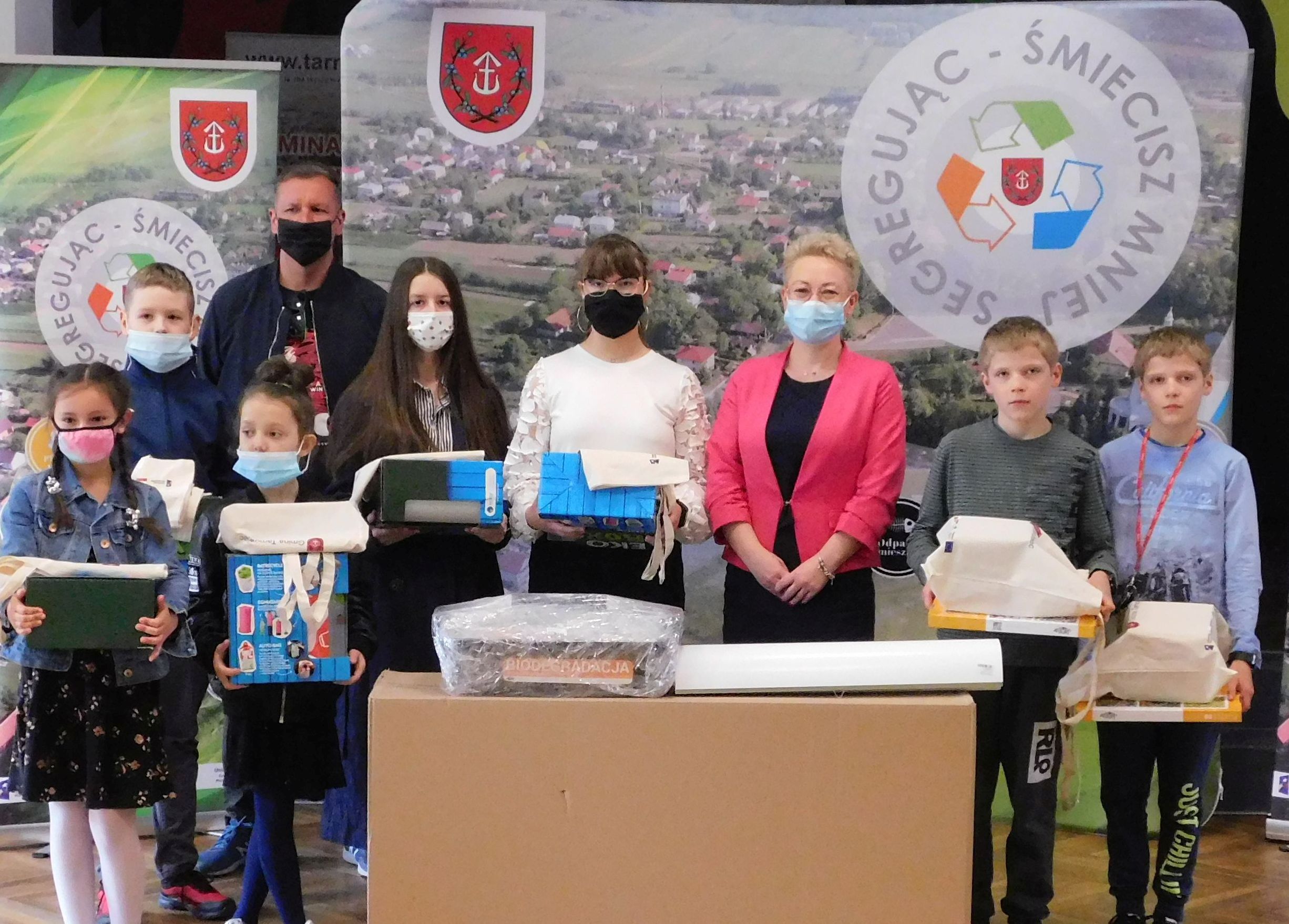 Wręczenie nagród konkursu plastycznego SEGREGUJĄC – ŚMIECISZ MNIEJ