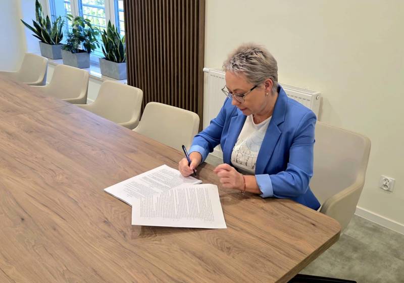 Umowa na remont sali gimnastycznej w Szkole Podstawowej w Łubnie Szlachecki 